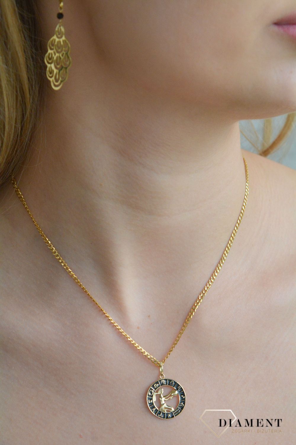 Złota zawieszka 585 znak zodiaku Panna z czarną emalią w kółku ZA 7310C.jpg